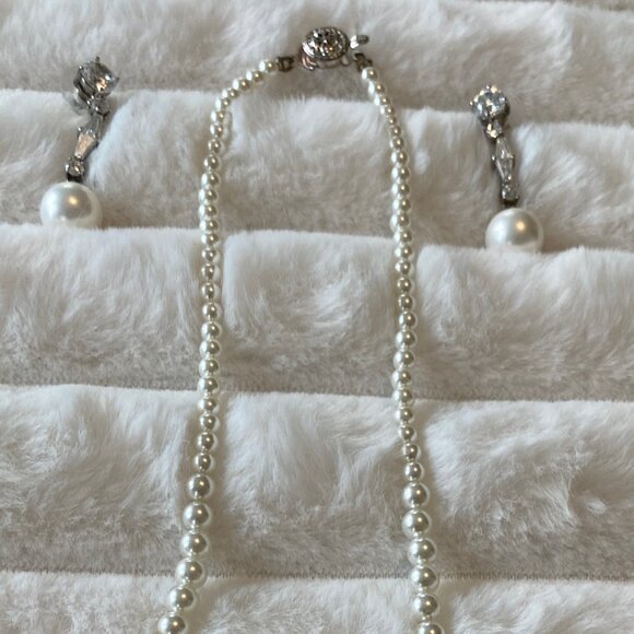 Vintage White 16" Graduated Strand Dangle Glass Pearl & Crystal Earrings 1.5" - Picture 1 of 5